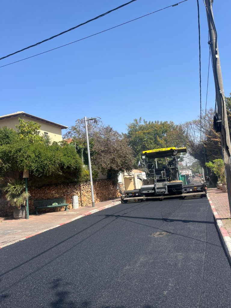 כפר סבא: עבודות קרצוף וריבוד אספלט ברחובות טרומפלדור וסירקין