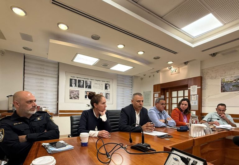כפר סבא: ועדת הביטחון העירונית דנה בהתמודדות עם אלימות בני נוער ובהיערכות לל"ג בעומר ולקיץ