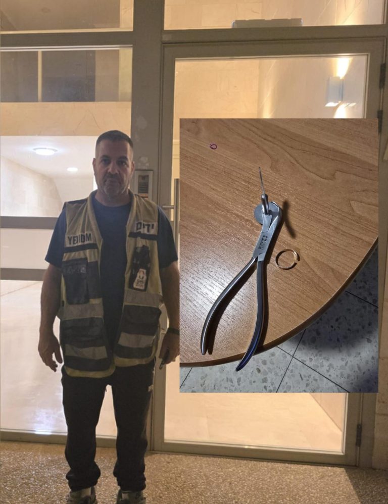 כפר סבא: טבעת נתקעה באצבעו של גבר - מתנדב ידידים שחרר את הטבעת וחילץ את האצבע בשלום