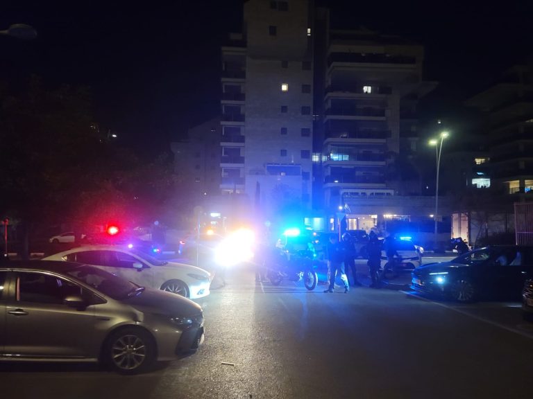 המשטרה והעירייה מתגברים נוכחות בכפר סבא "החבורה חסמה את הרכב, בעטה בדלתות המכונית וירקה עליה"