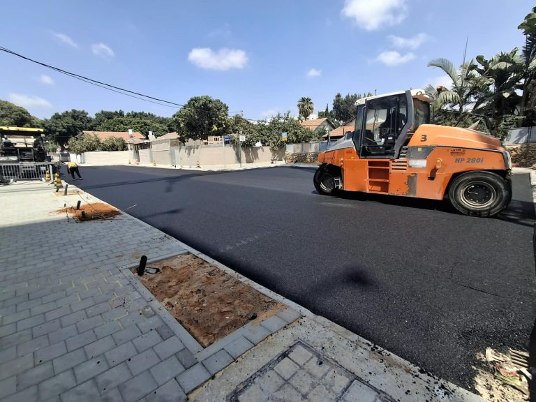 עבודות לשדרוג כבישים ומדרכות ברחובות התאנה, הרימון והזית בשכונת גבעת אשכול במזרח העיר