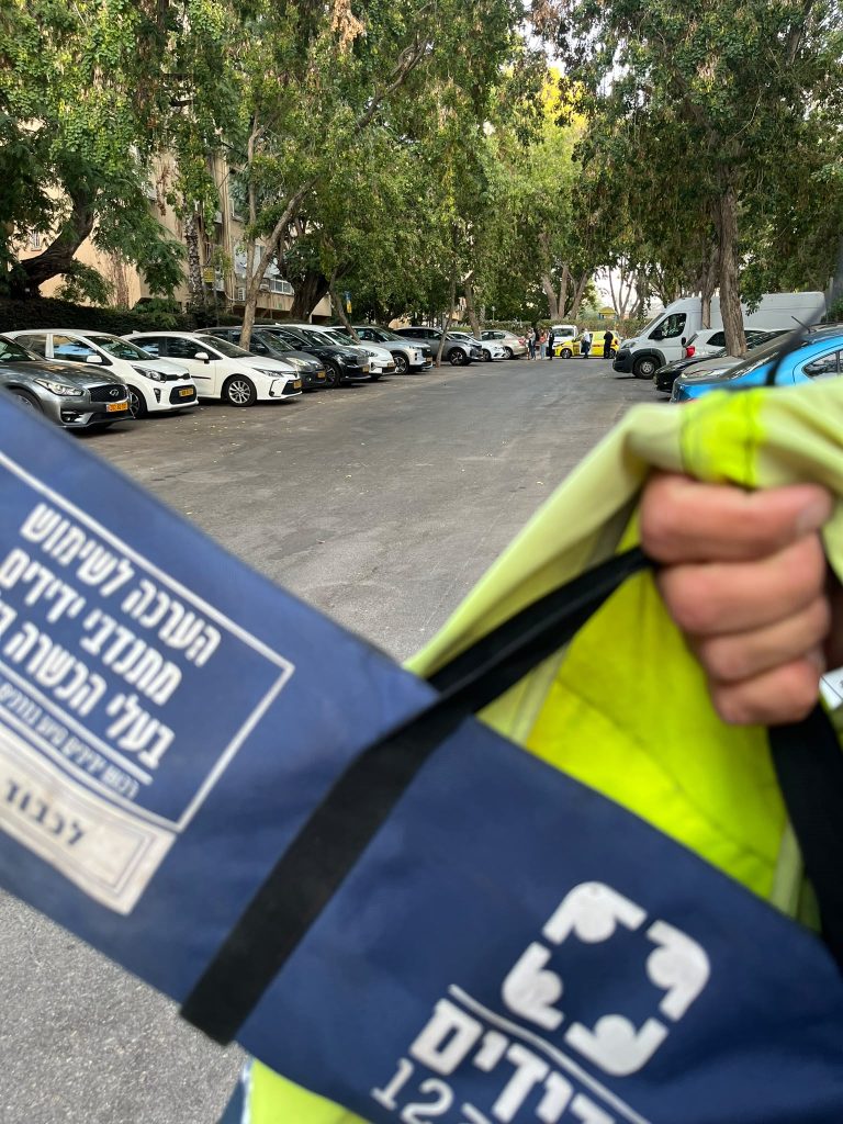 כפר סבא: תינוק ננעל ברכב בשגגה לעיני אימו, מתנדבי ידידים חילצו אותו בשלום